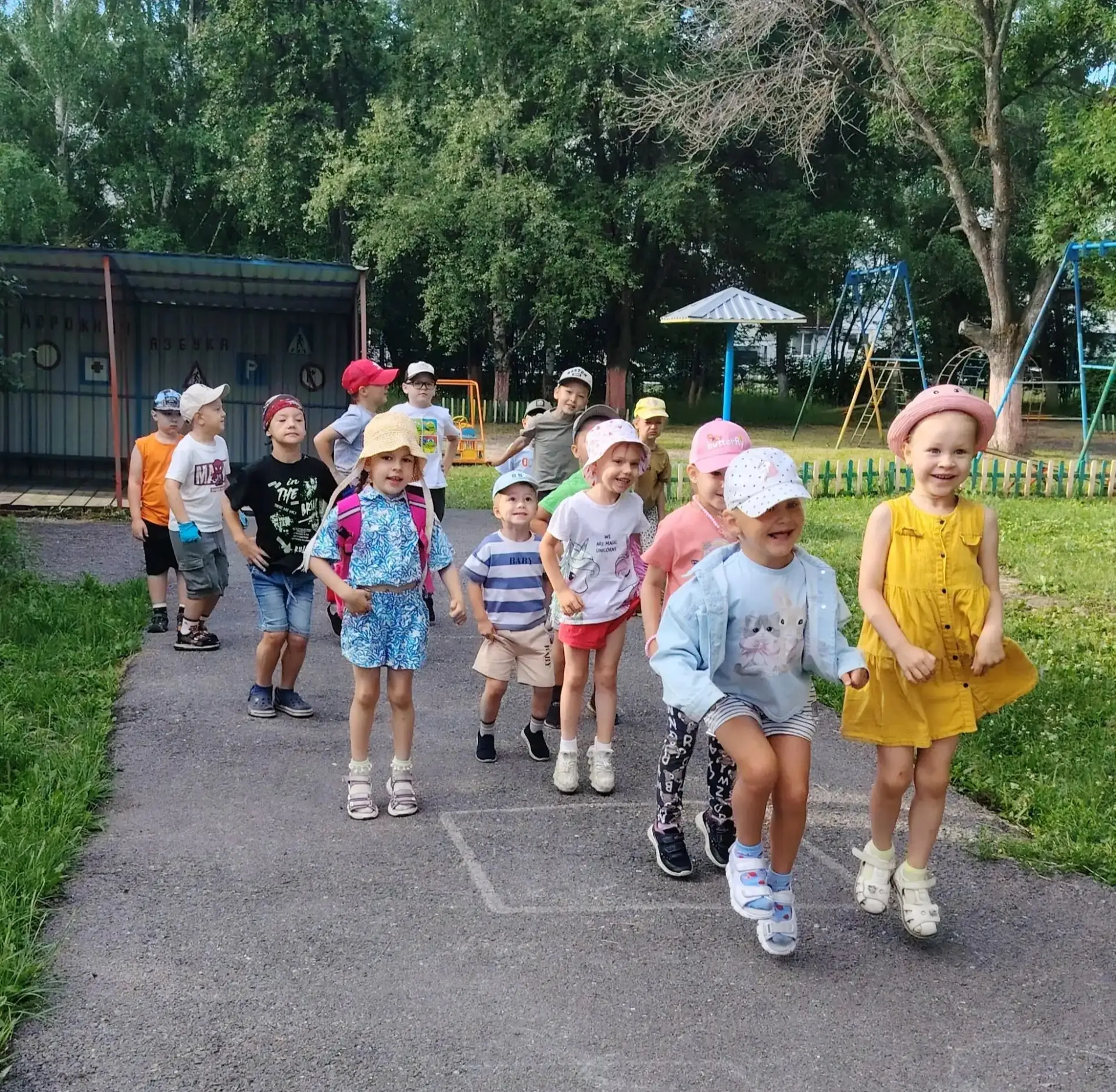 Каждое утро в детском саду начинается с зарядки)