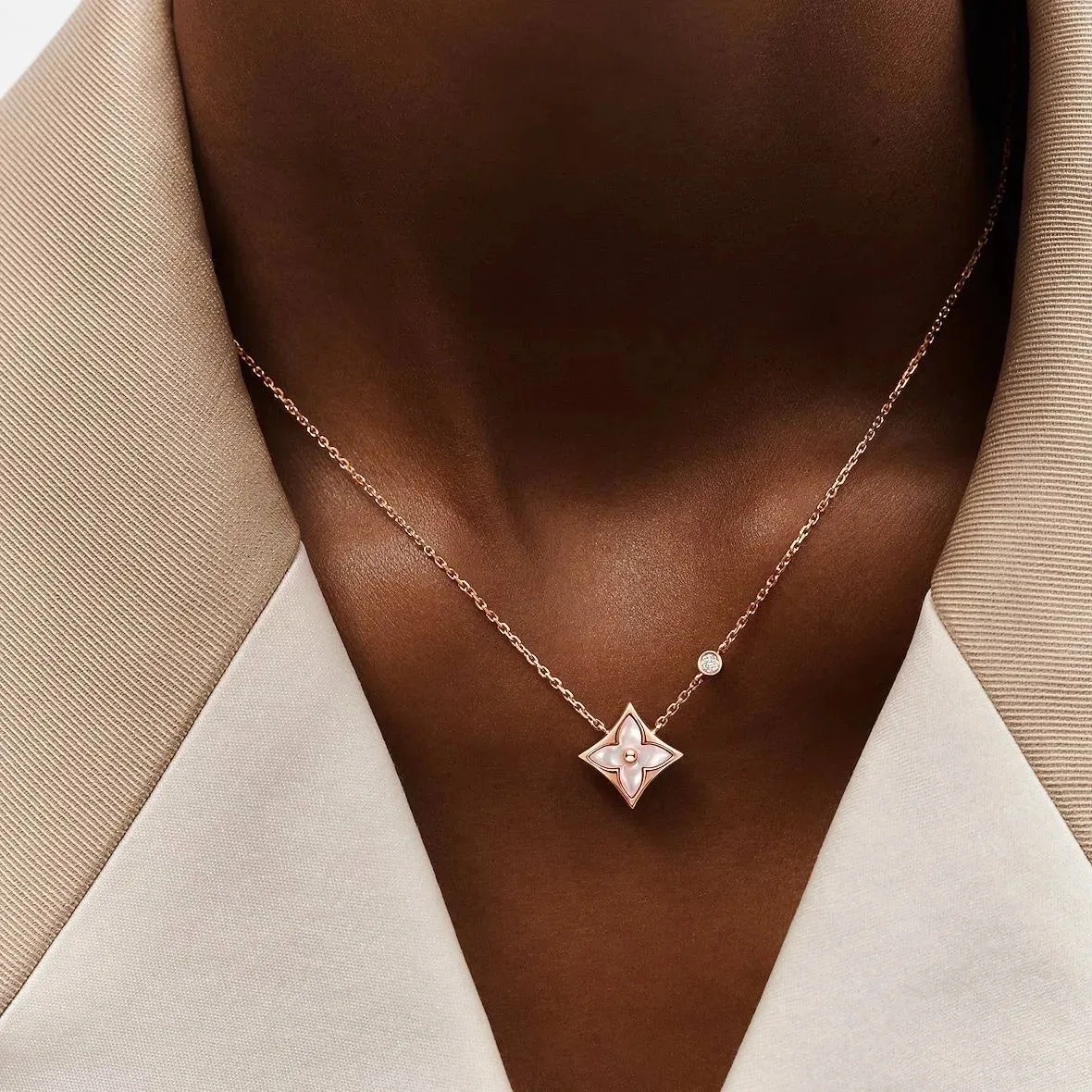 𝐋𝐨𝐮𝐢𝐬 𝐕𝐮𝐢𝐭𝐭𝐨𝐧
𝐶𝑜𝑙𝑜𝑟 𝐵𝑙𝑜𝑠𝑠𝑜𝑚 𝑐𝑜𝑙𝑙𝑒𝑐𝑡𝑖𝑜𝑛

LV/Перламутр
Луи Виттон
То