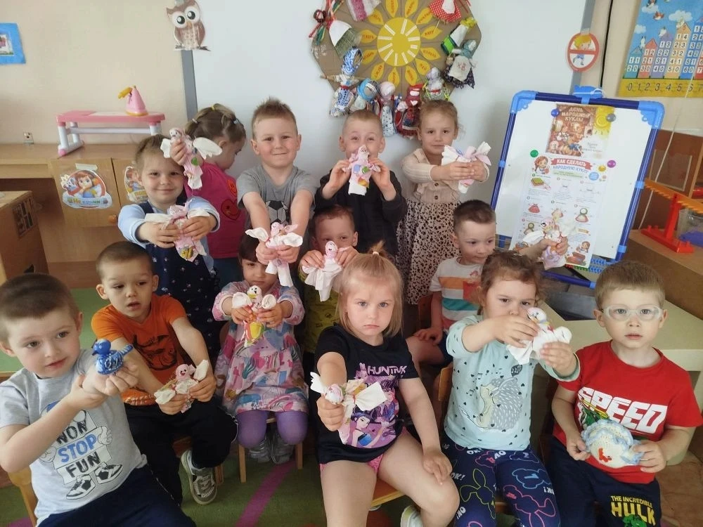 14 мая отмечается День народный куклы. Ребята из группы "Утёнок" решили научиться ремеслу изготовлен