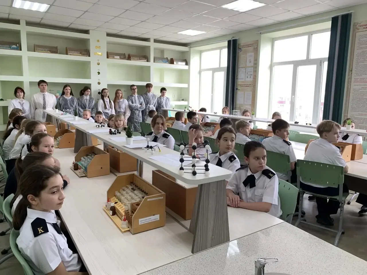 Посвящение в юные химики: путешествие в мир увлекательных опытов Знакомство четвероклассников с миро