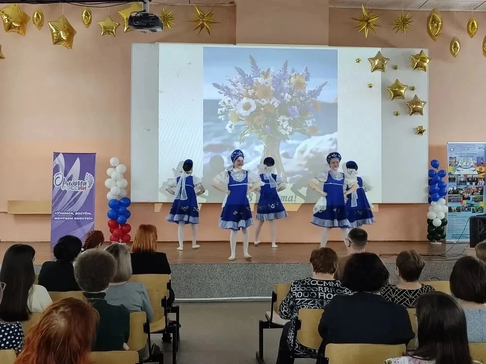 💕«Пиратское сокровище для наших учителей и девочек!» 🌺Представьте себе: обычный школьный актовый зал