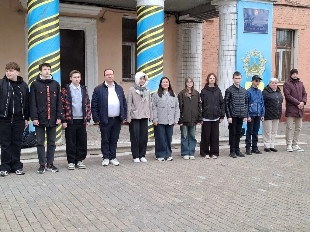 ТРАДИЦИЯ ПОНЕДЕЛЬНИКА  🇷🇺 Учебная неделя в нашей школе стартовала традиционной церемонией поднятия ф