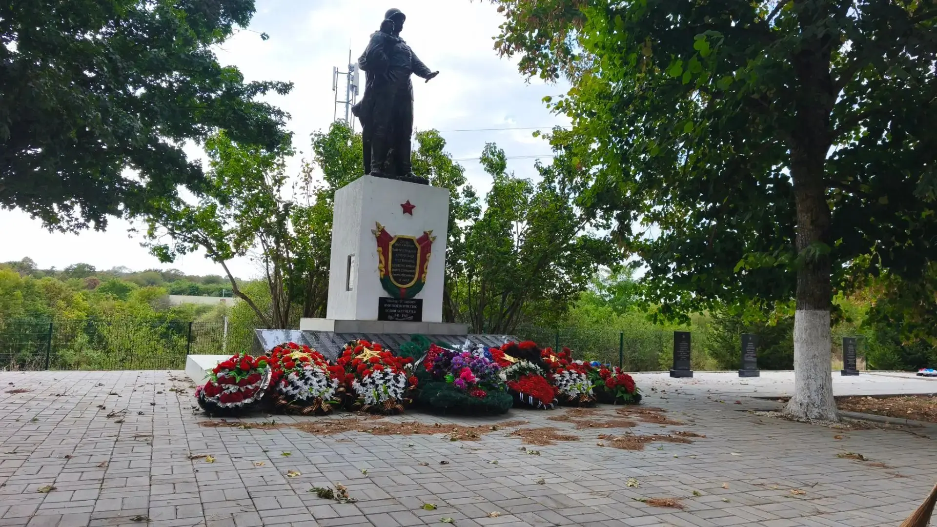 Сегодня сотрудниками ДК "Автомобилист " была проведена санитарная пятница у памятника "...
