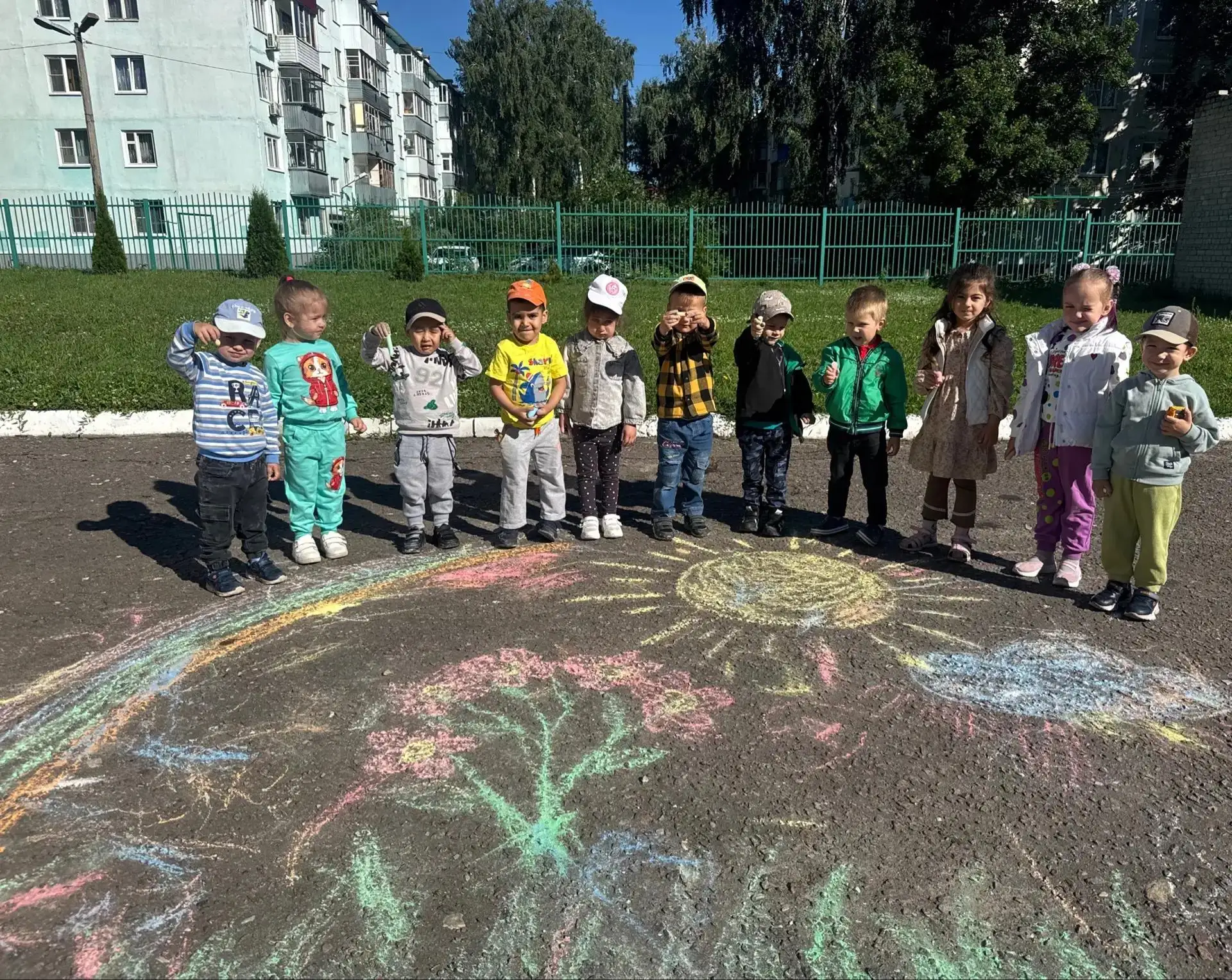 ✅Наш детский сад 14 июля превратился в настоящую арт-студию под открытым небом! 🎨 Мы решили, что лу