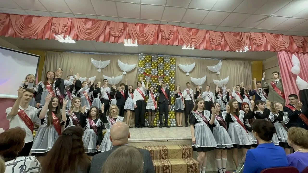 Последний звонок прозвенел в 11 классах. Праздник прощания с детством, символ окончания учебы, весел