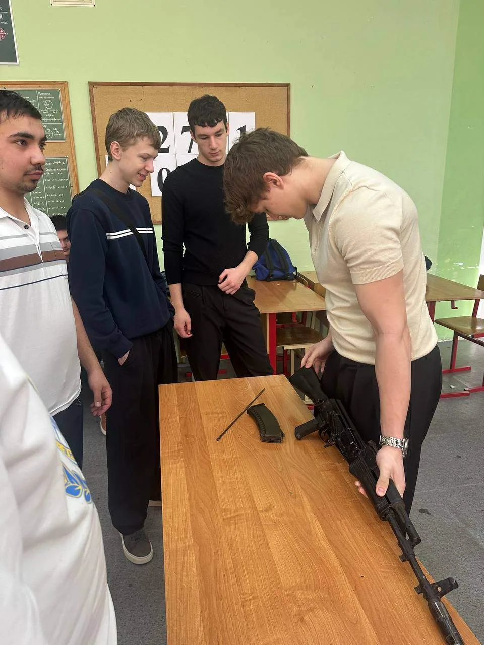 Курс молодого бойца в 10Б: готовимся к защите Отечества! 💪🔥 В преддверии Дня защитника Отечества на 