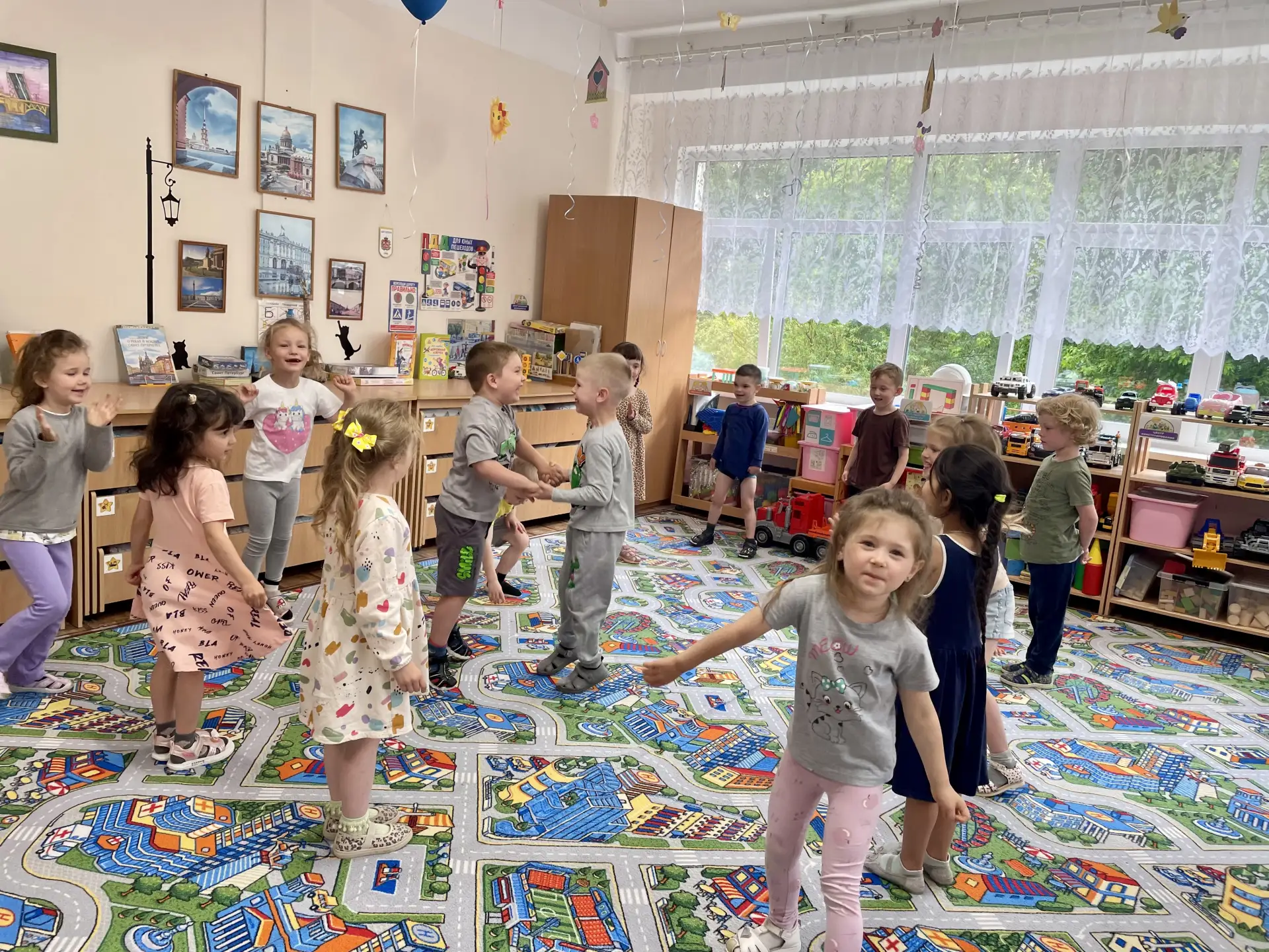 Весело и дружно отмечаем день рождения!