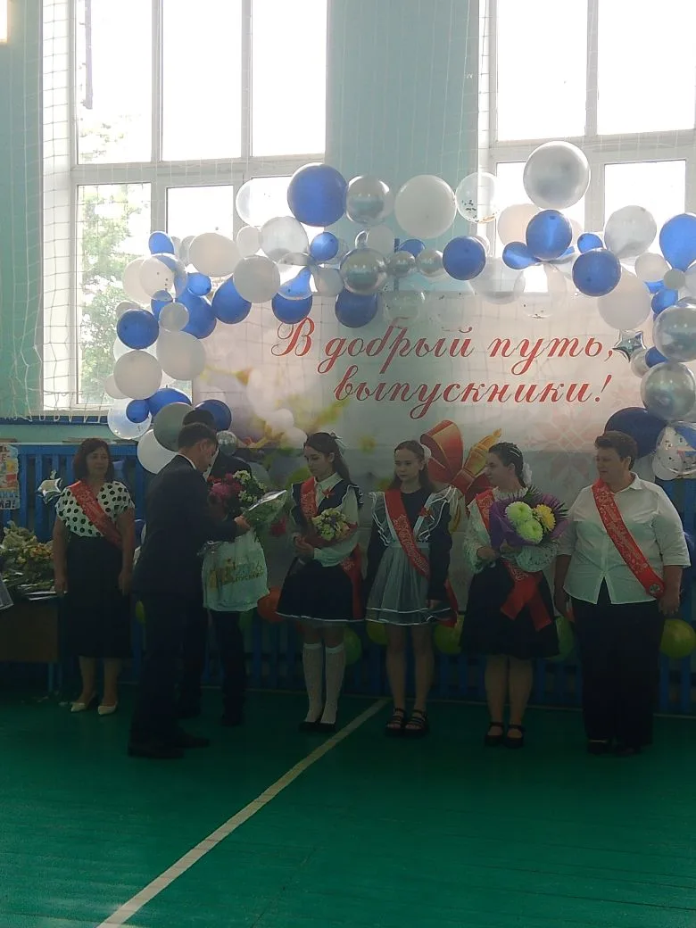 🎊Вот и прозвенел последний звонок для выпускников 9 и 11 классов! 🎓🕊