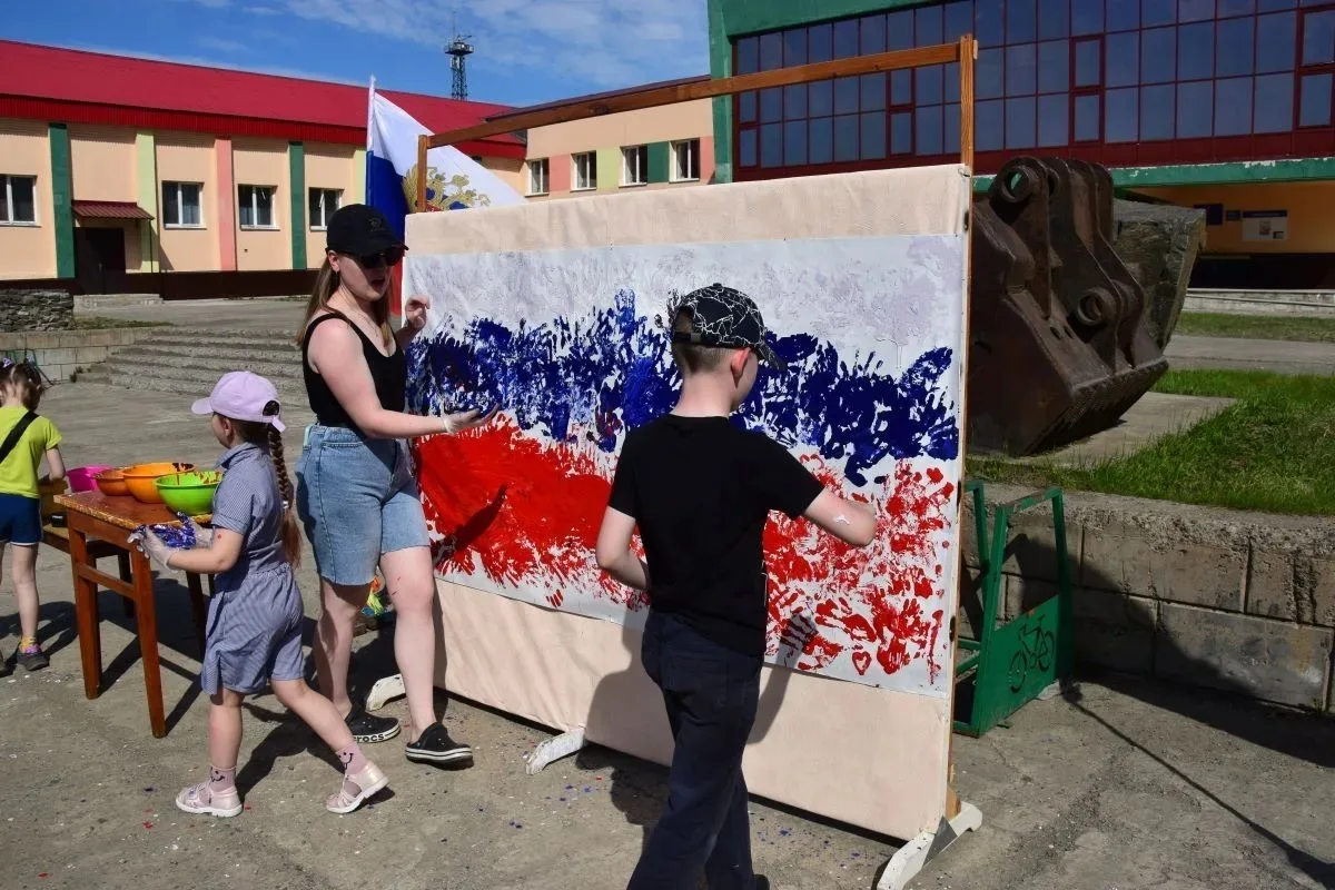 В Светлогорске ладошками «нарисовали» российский триколор
 
В День России Культурно-досуговый центр 
