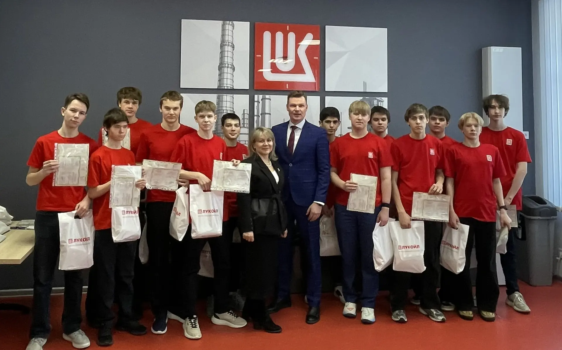 Повод для гордости! 🔥Сегодня десятиклассники ЛУКОЙЛ-класса получили удостоверения о первой рабочей п