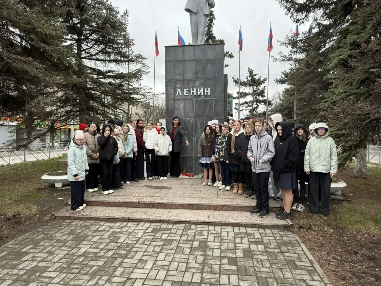 🗓 22 апреля — день рождения Владимира Ильича Ленина.  Сегодня у памятника лидеру большевиков собрали