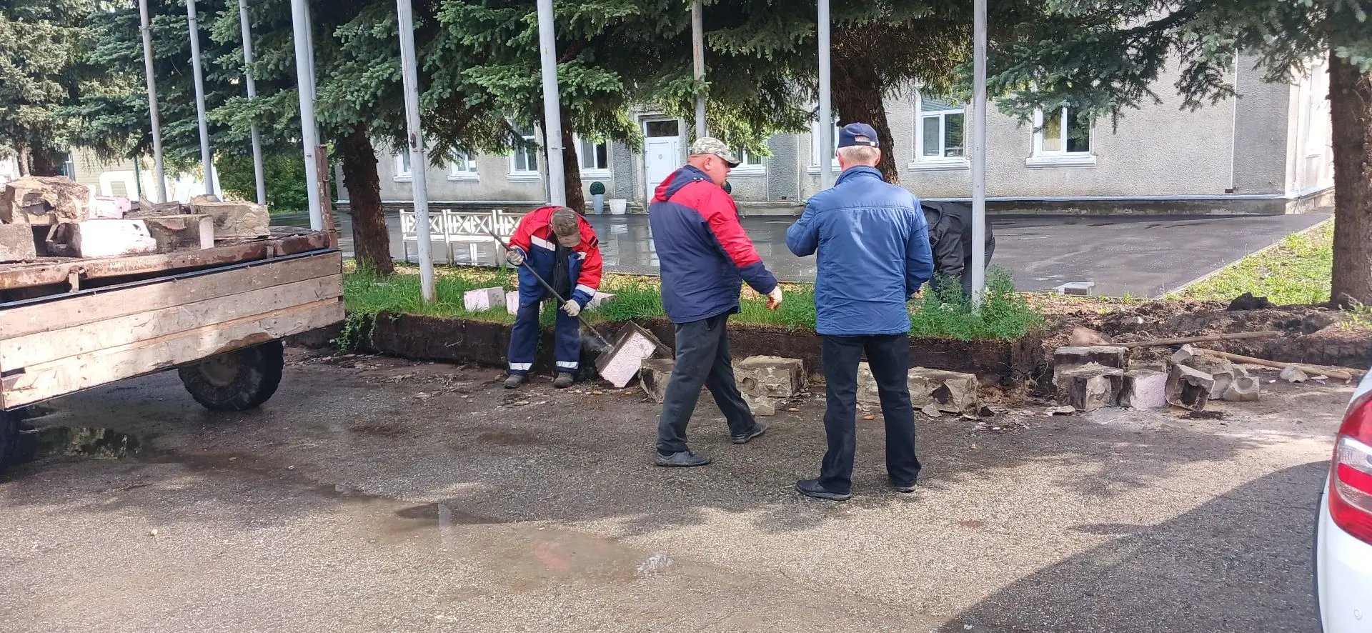 Сегодня сотрудники МКУ «Административно‑хозяйственное управление» приступили к демонтажу клумбы, рас