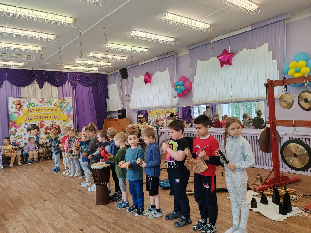 🎉 Музыкальное путешествие в детском саду!

Сегодня со своим Музыкальным музеем приходил Вова Миров,