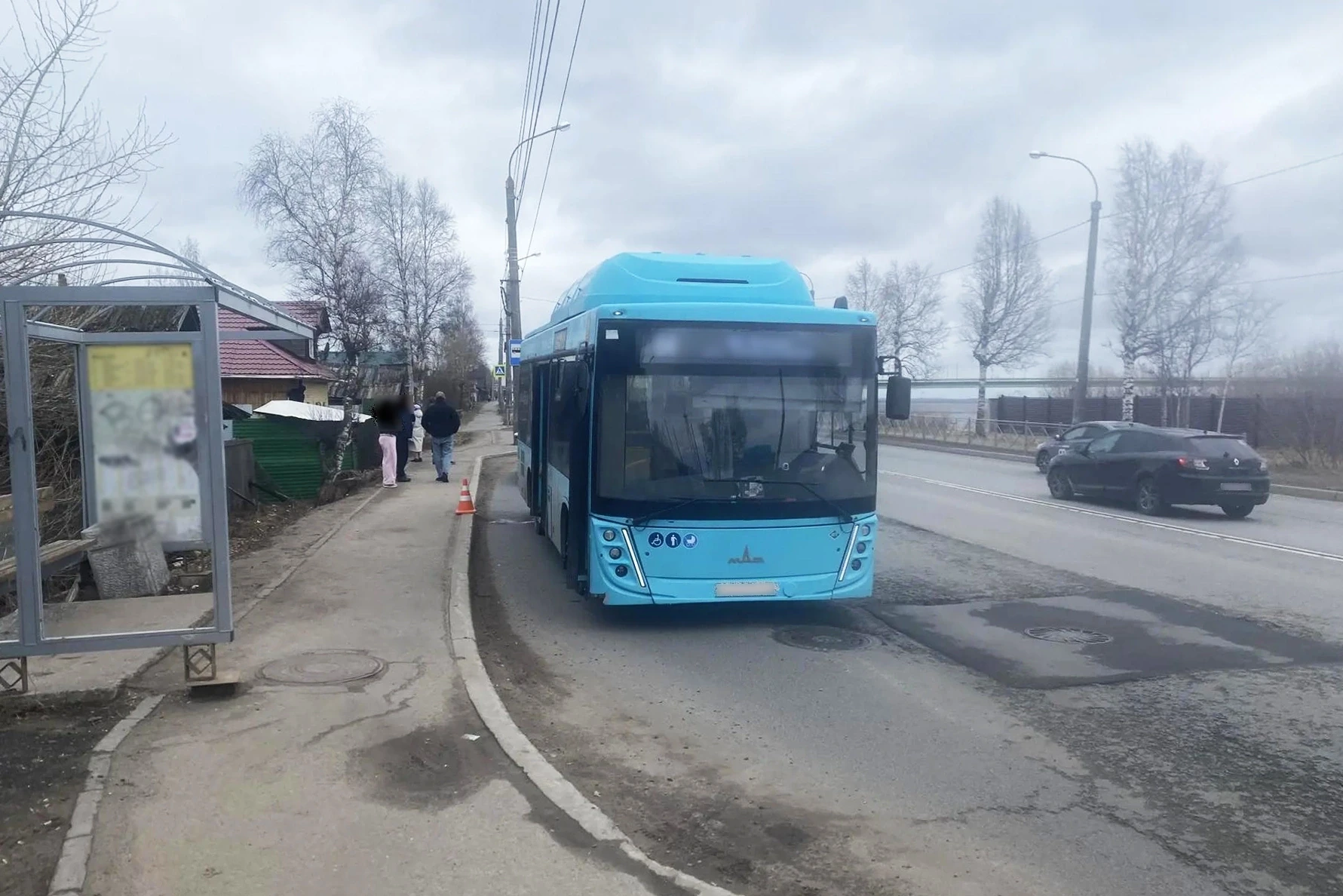 В Архангельске пенсионерка выпала из автобуса и попала под колеса из-за открытых дверей  23 апреля в