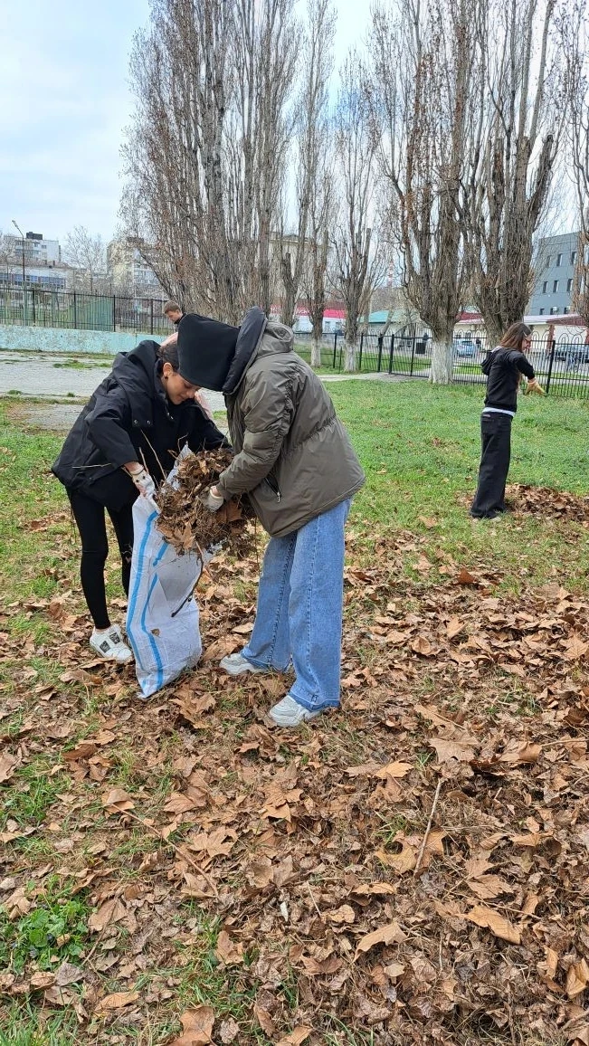 🌿 Экологический десант продолжает работу!  Наши волонтеры сегодня снова наводили красоту на пришколь