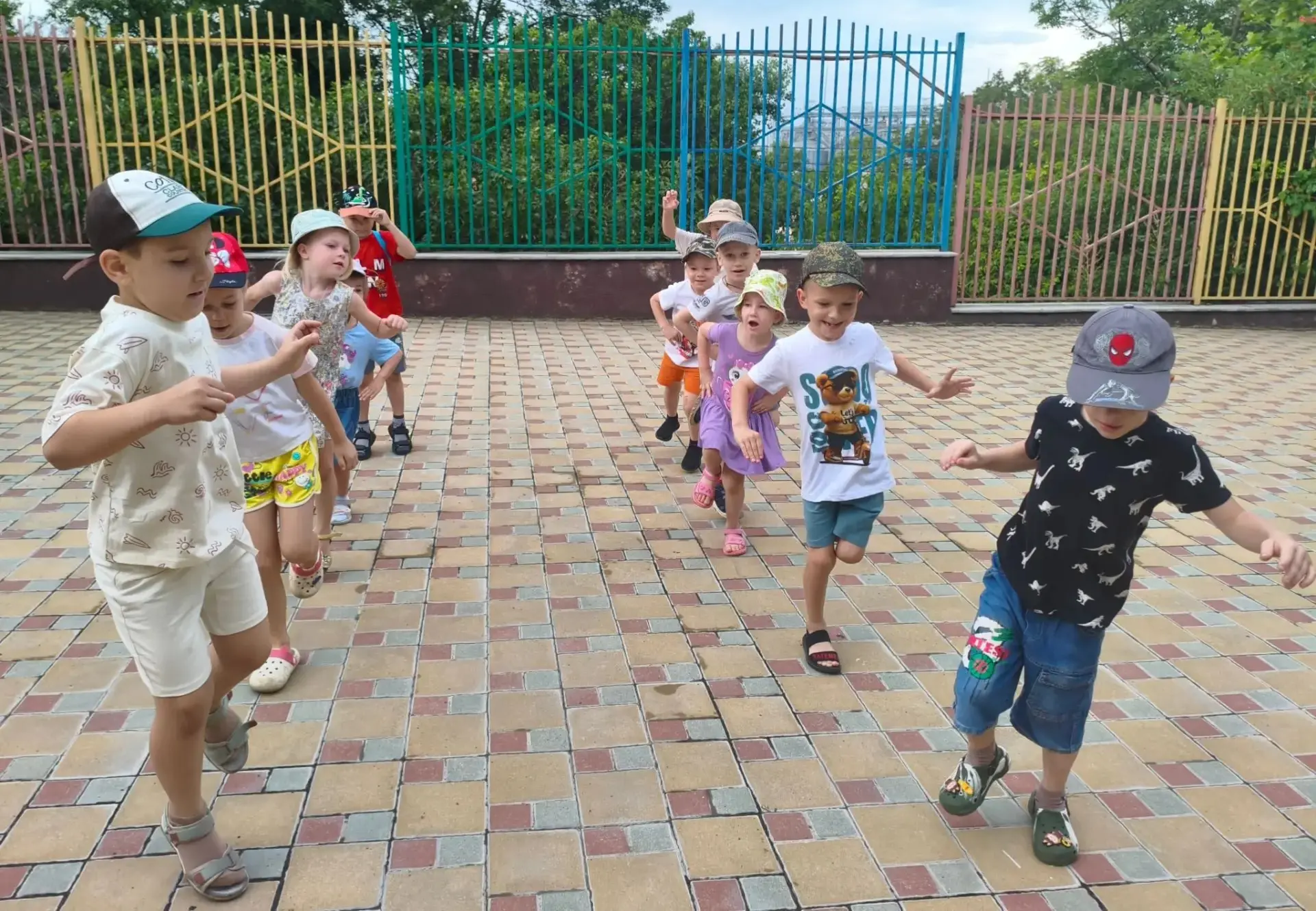 Солнце, воздух и веселье! ☀️

Ребята из старшей группы обожают играть в подвижные игры и в эстафеты 