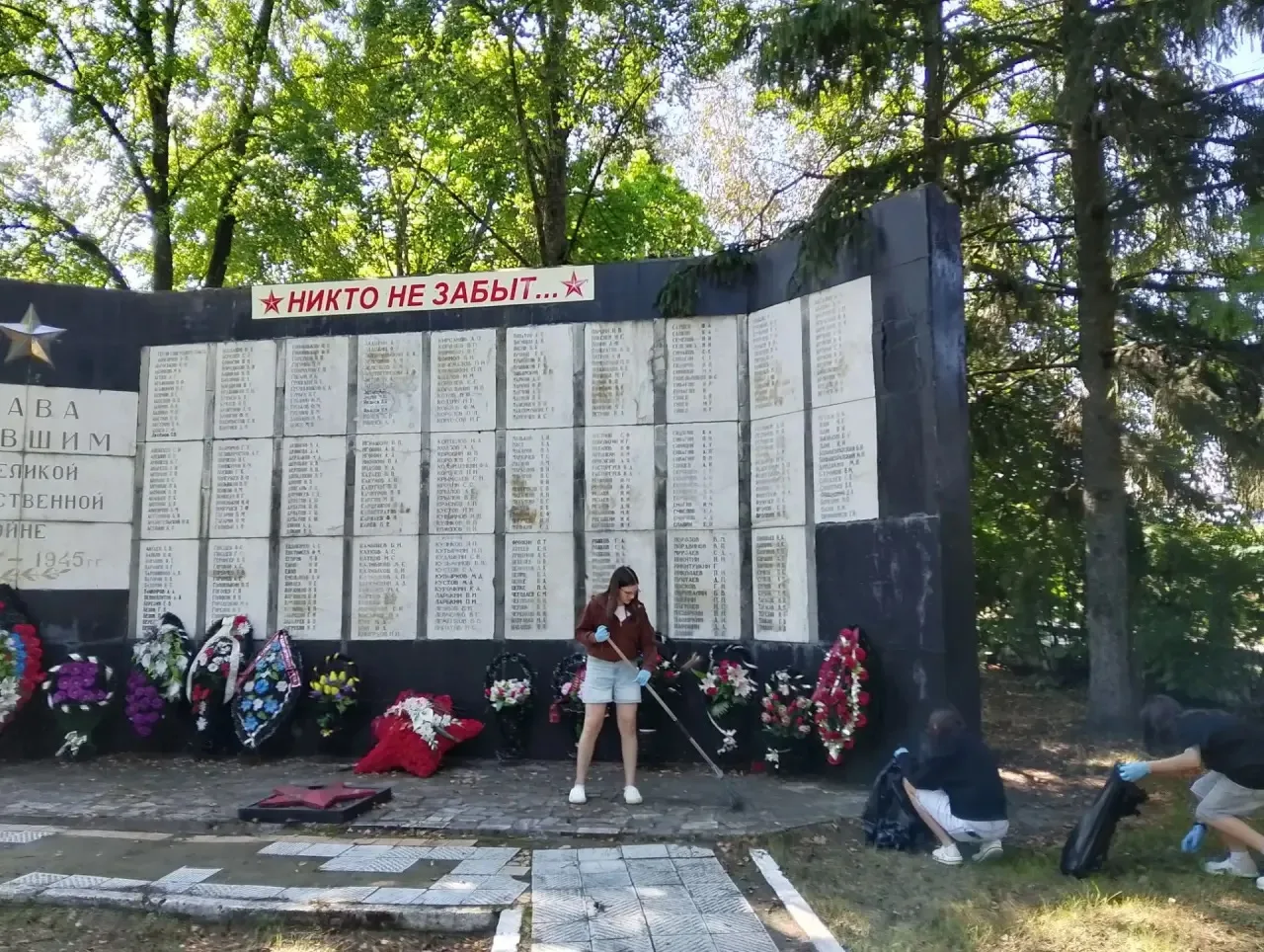 11 августа ребята вышли на уборку территории сквера имени В. В. Анисимова.