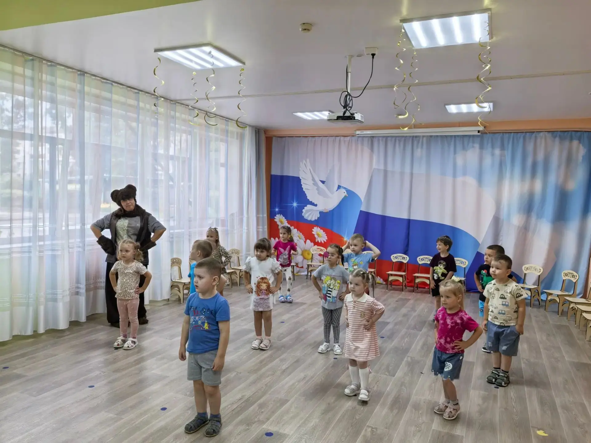 Белый, синий, красный — сегодня эти цвета объединили нас в игре и дружбе! Наша средняя ...