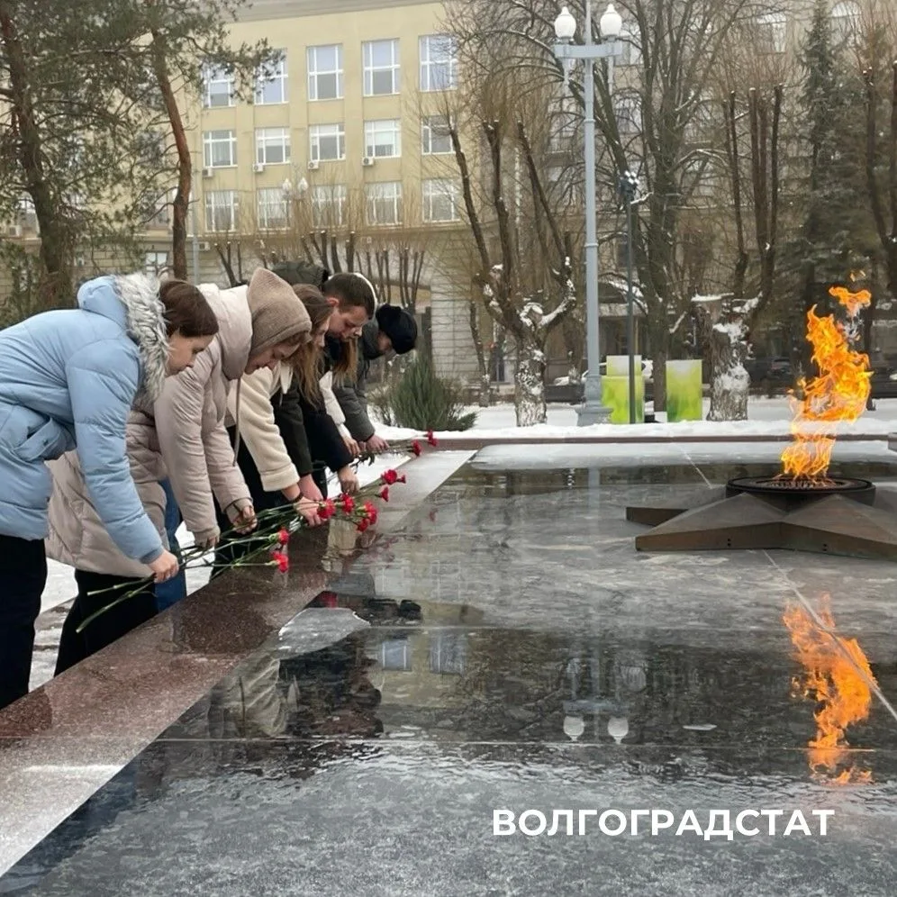 Сегодня наши коллеги из Волгоградстата возложили цветы в зале Воинской Славы на Мамаевом кургане — с