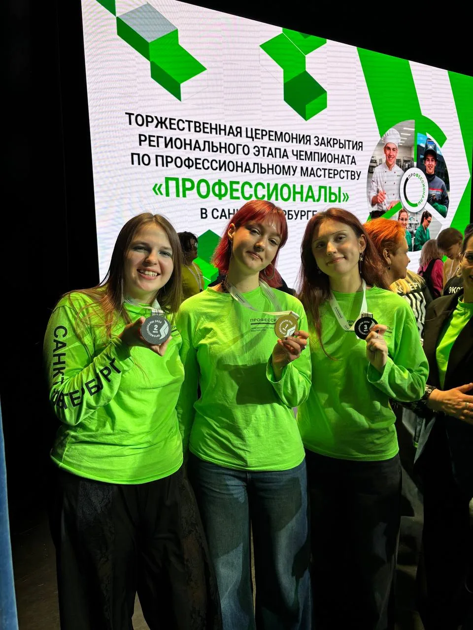 Поздравляем сразу трех медалистов и их наставников по компетенции "Огранка ювелирных вставок" и их н