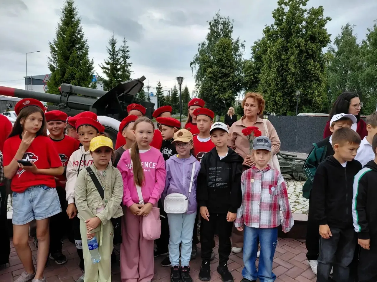Сегодня наша дворовая площадка вышла на важное и трогательное мероприятие. Мы побывали на митинге, п