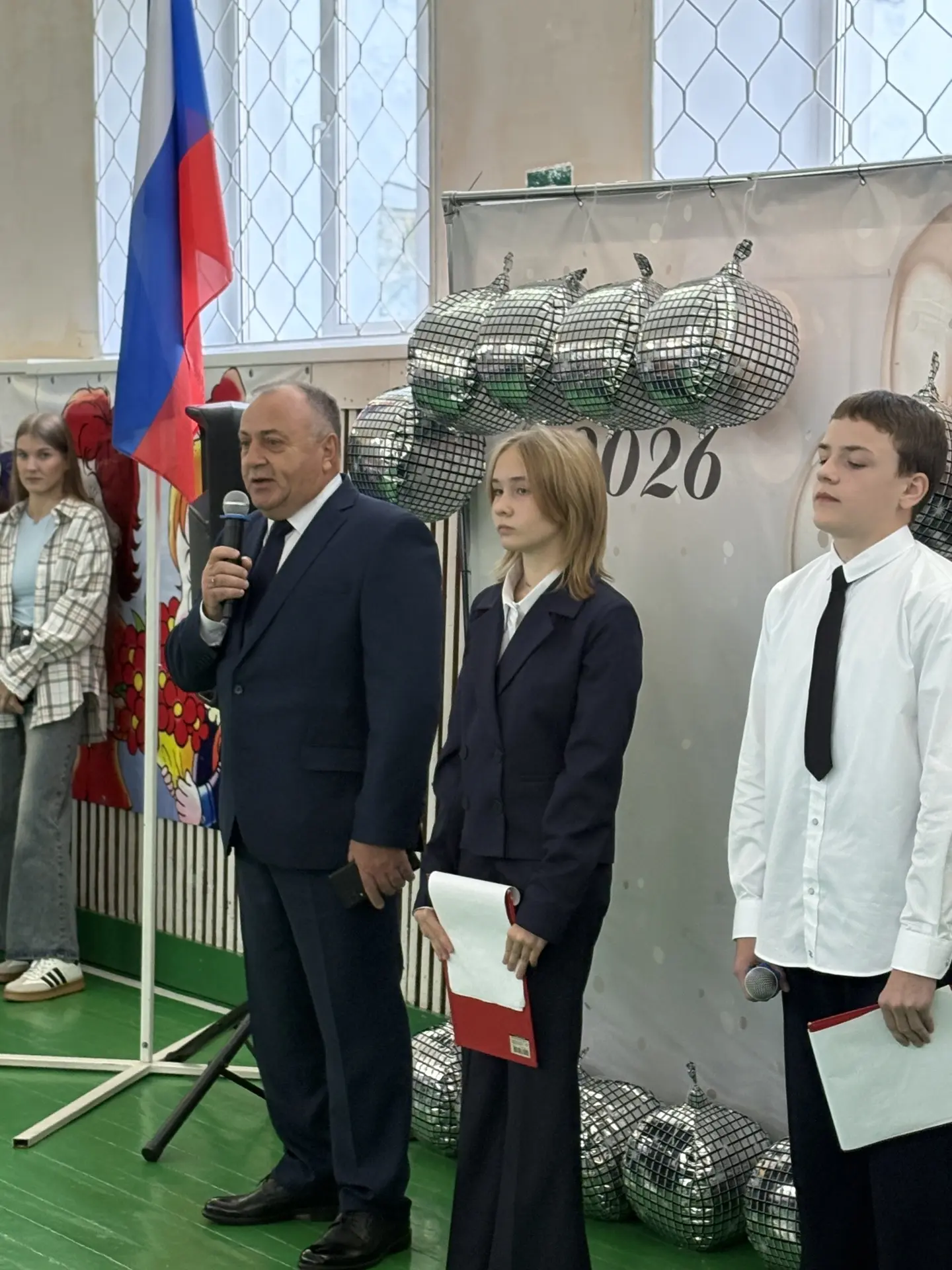 Сегодня школьный спортивный зал снова наполнился музыкой, цветами и счастливыми улыбкам...