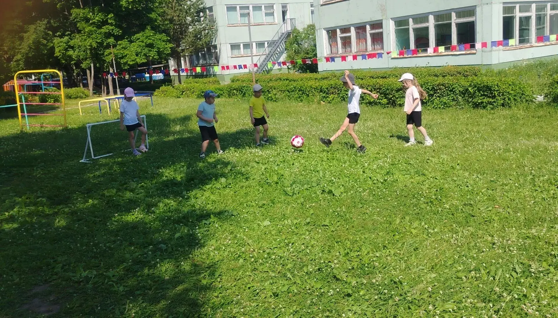 В рамках муниципального проекта "Азбука спорта" в детском саду состоялись  товарищеские игры по мини