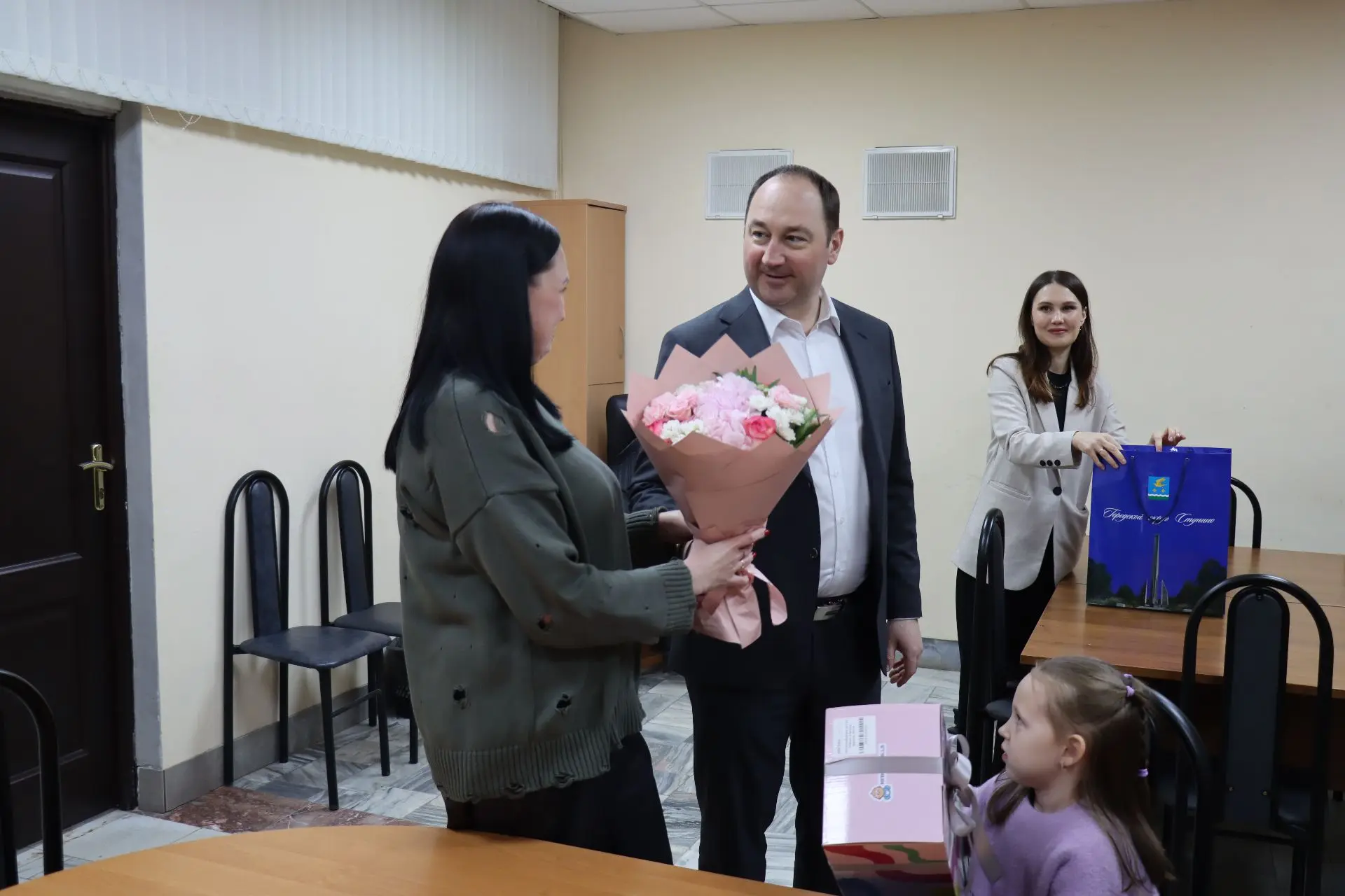 💫Сергей Мужальских поздравил с днём рождения дочь погибшего участника спецоперации Алису   Руководит