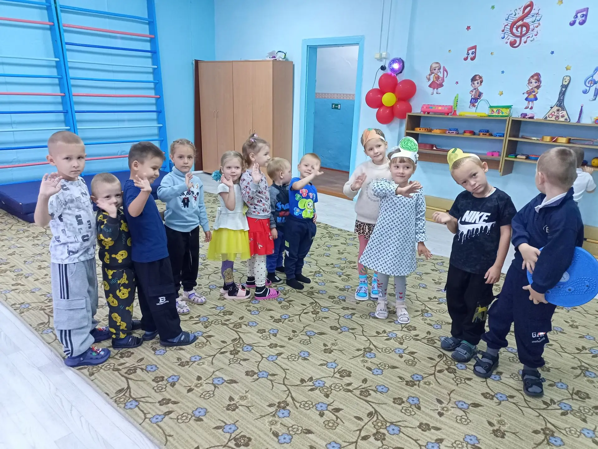 Интегрированное занятие в разновозрастной группе "Осень наступила...'