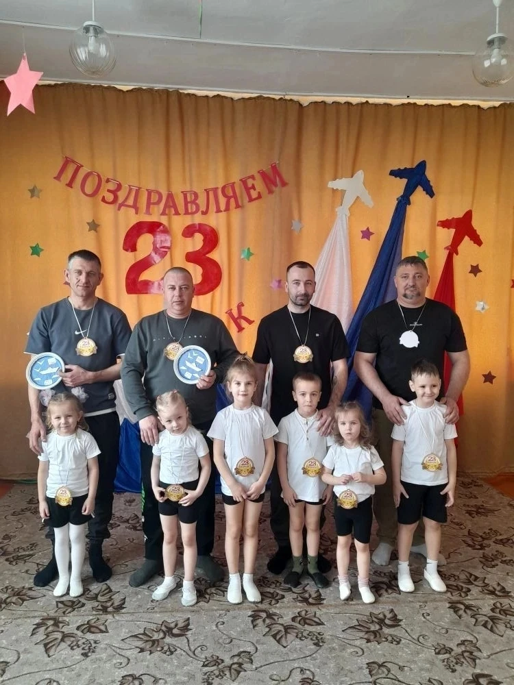 Сегодня в разновозрастной группе прошёл праздник, посвящённый Дню Защитников Отечества. Ребята с бол