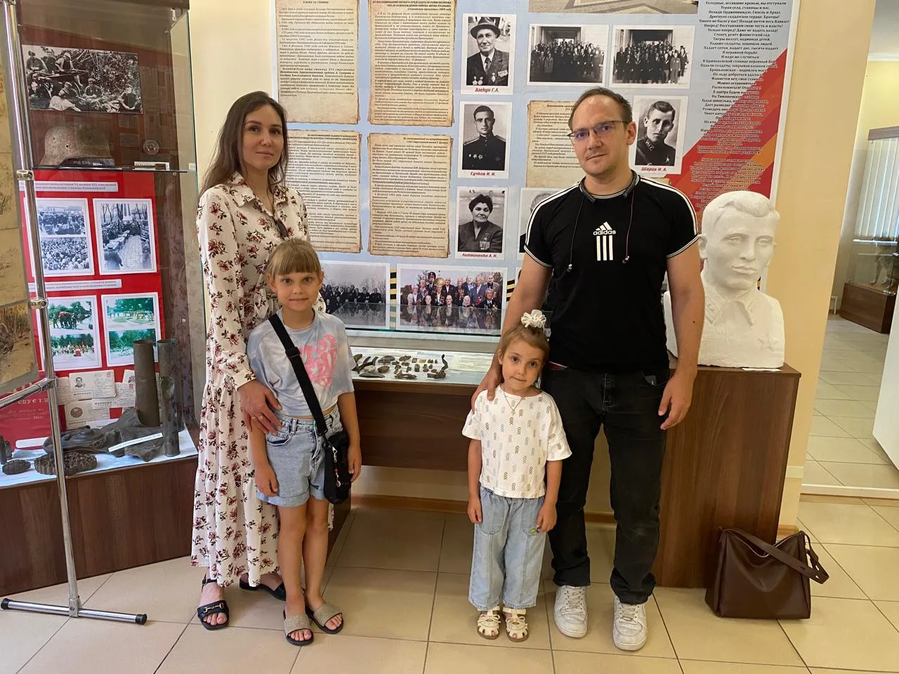 Семейный день в музее! 🏛👨‍👩‍👧‍👦

На днях наш музей посетила замечательная семья из Выселковског