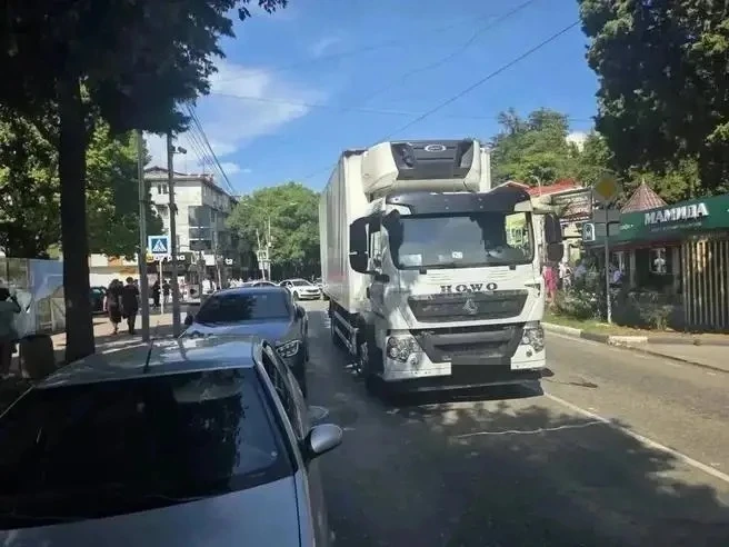 🚛 В Сочи на пешеходном переходе рефрижератор сбил 62-летнюю женщину