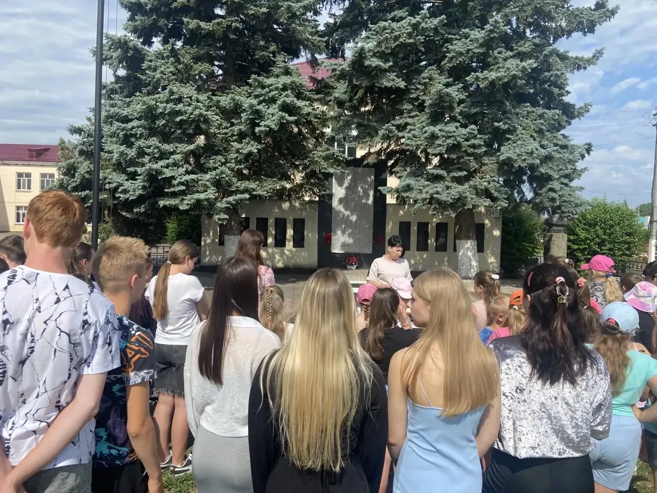 🕯️ Никто не забыт, ничто не забыто

Сегодня в нашем лагере прошёл памятный митинг, посвящённый Дню 