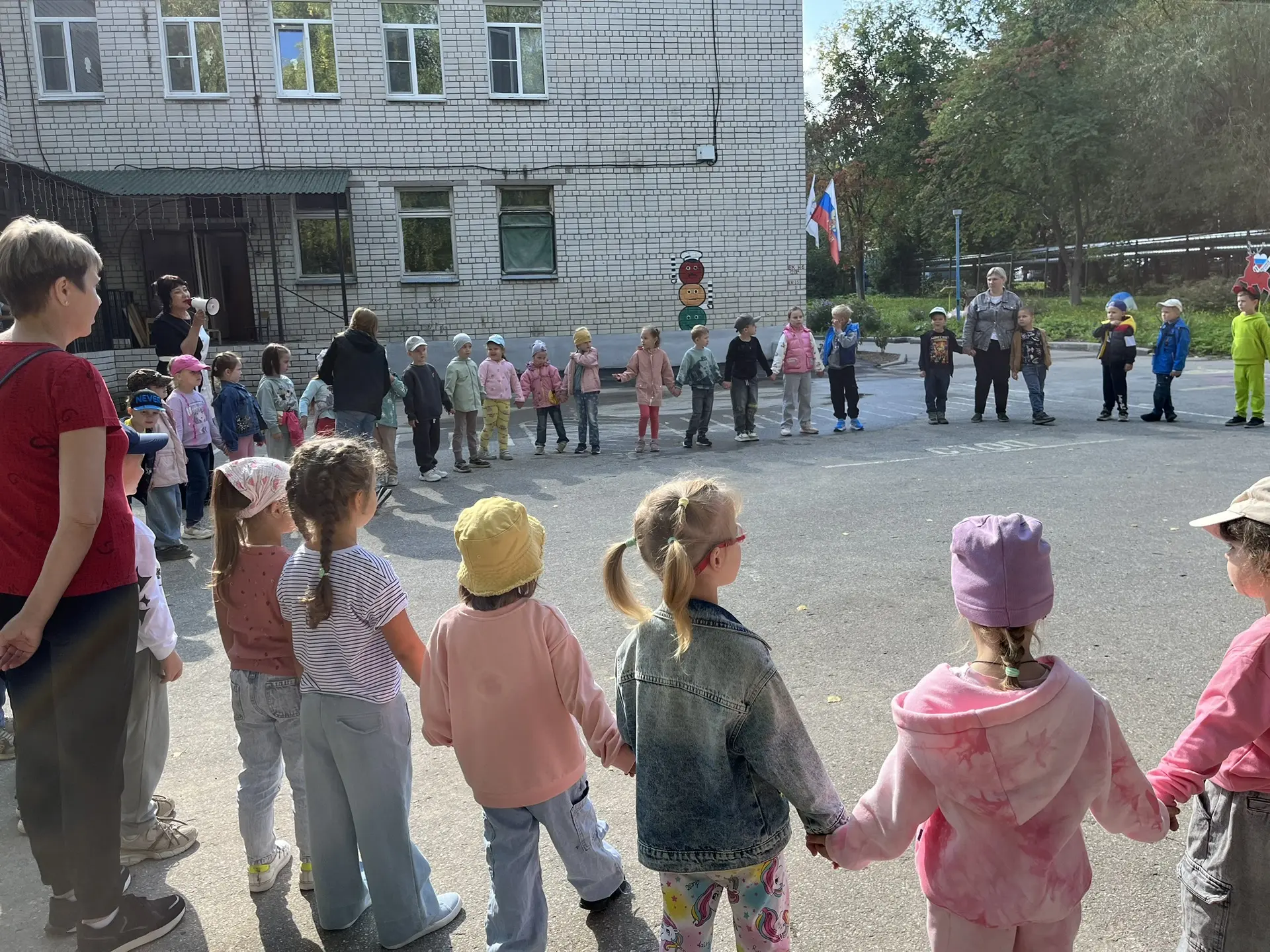 Сегодняшний День знаний в нашем детском саду «Колобок»прошёл очень по-домашнему.