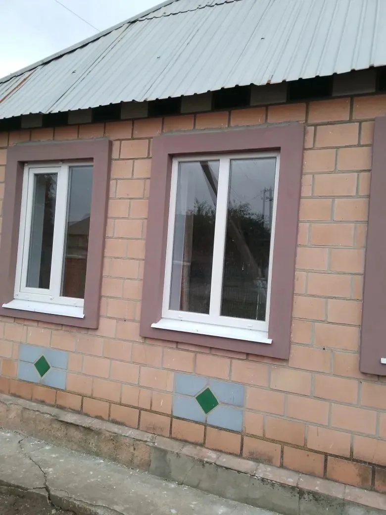 Продам 2 этажный дом,, гараж, хоз, постройки,. В п. Ульяновское, Амвросиевский округ. Все вопросы то