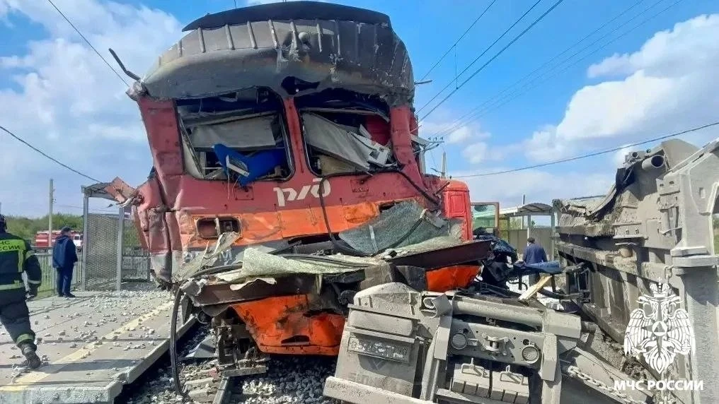 Поезд столкнулся с грузовиком вблизи станции Бочаты в Кемеровской области.    Три человека пострадал