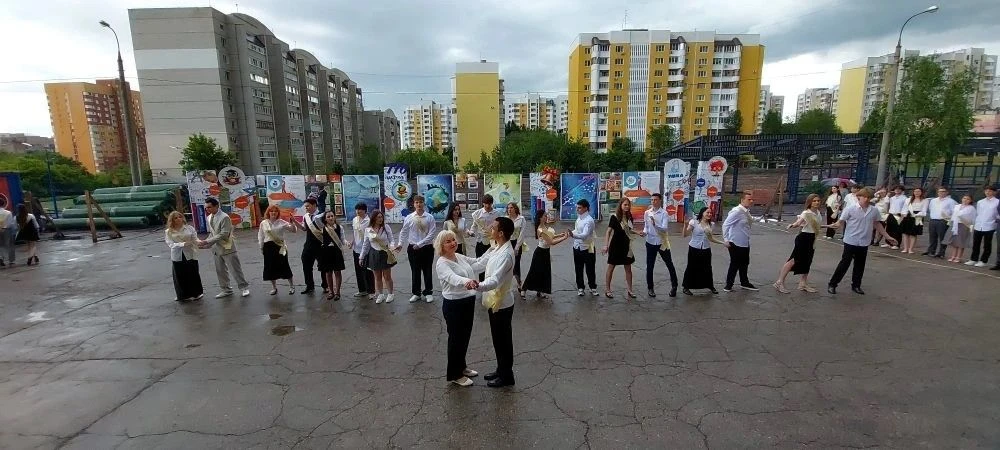 Красивые локоны, белые рубашки, улыбки, волнение и музыка. Сегодня, несмотря на дождь, наши выпускни