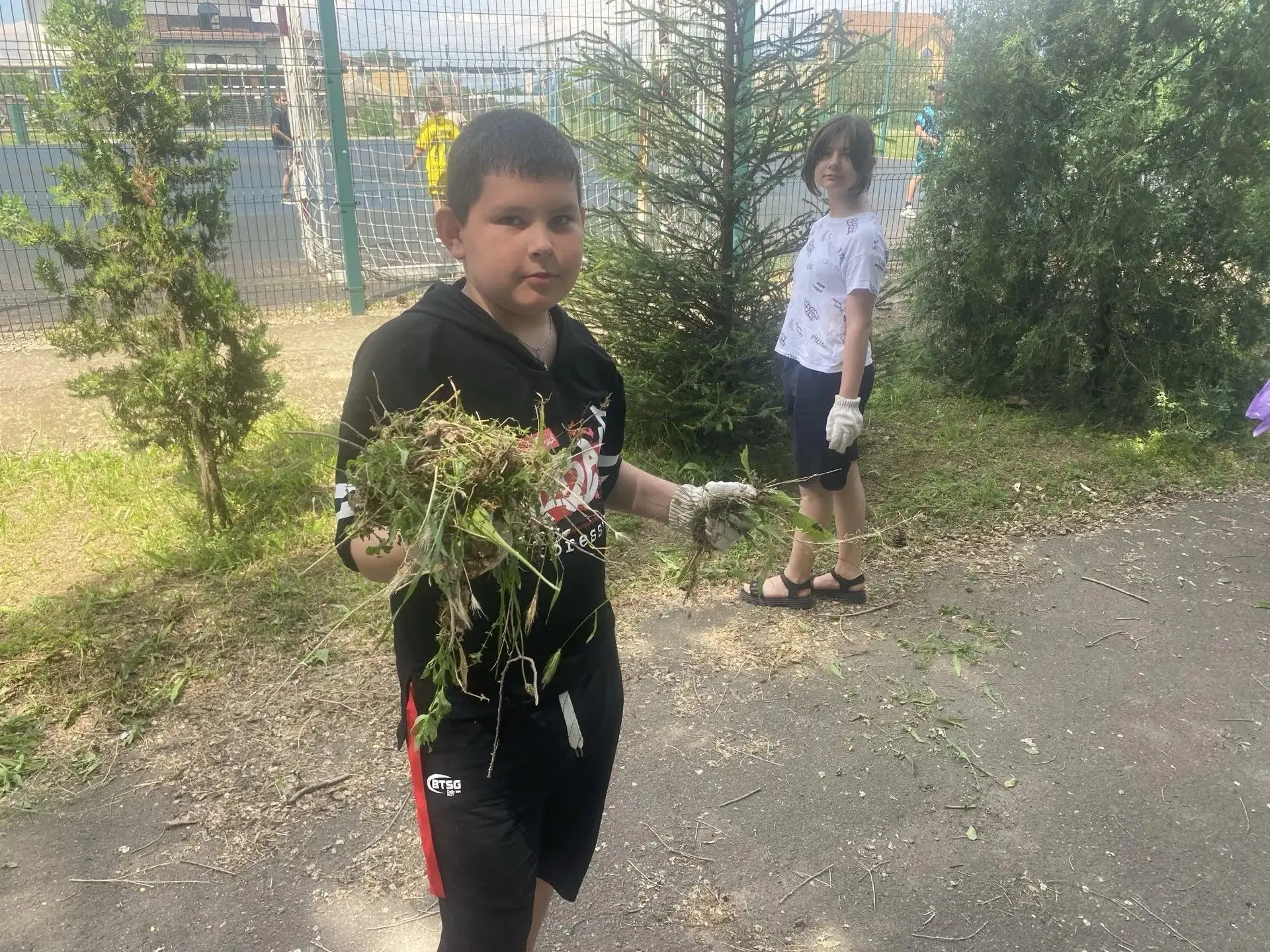 Друзья природы
11 июня во второй половине дня в нашем лагере прошла экологическая акция «Школьный дв