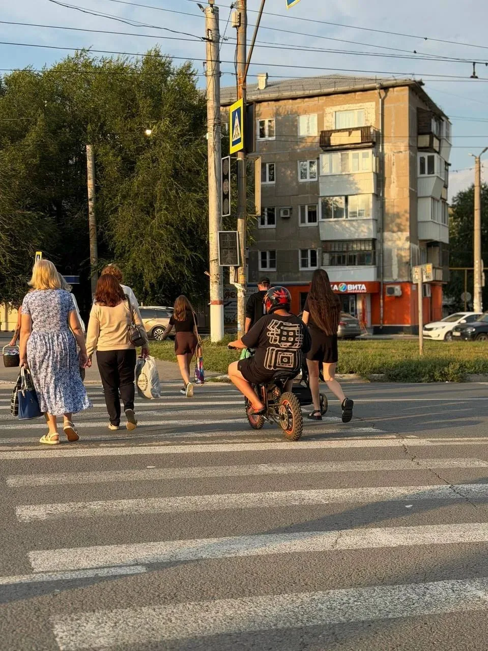 Вот такой мини-питбайкер колесит по пешеходке на Победе. Когда решил немного сэкономить...