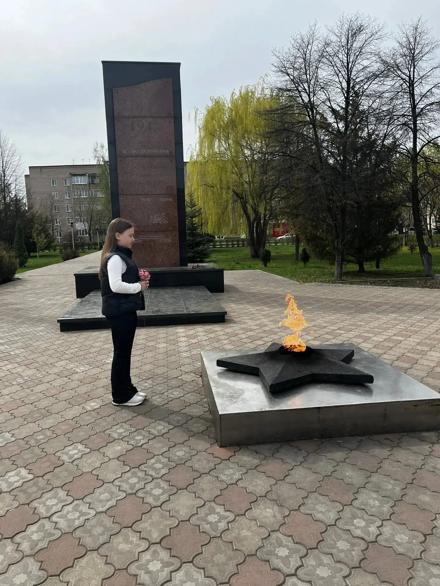 🌹 Орлята России приняли участие в акции «Красная гвоздика» и возложили цветы к Вечному огню.  19 апр