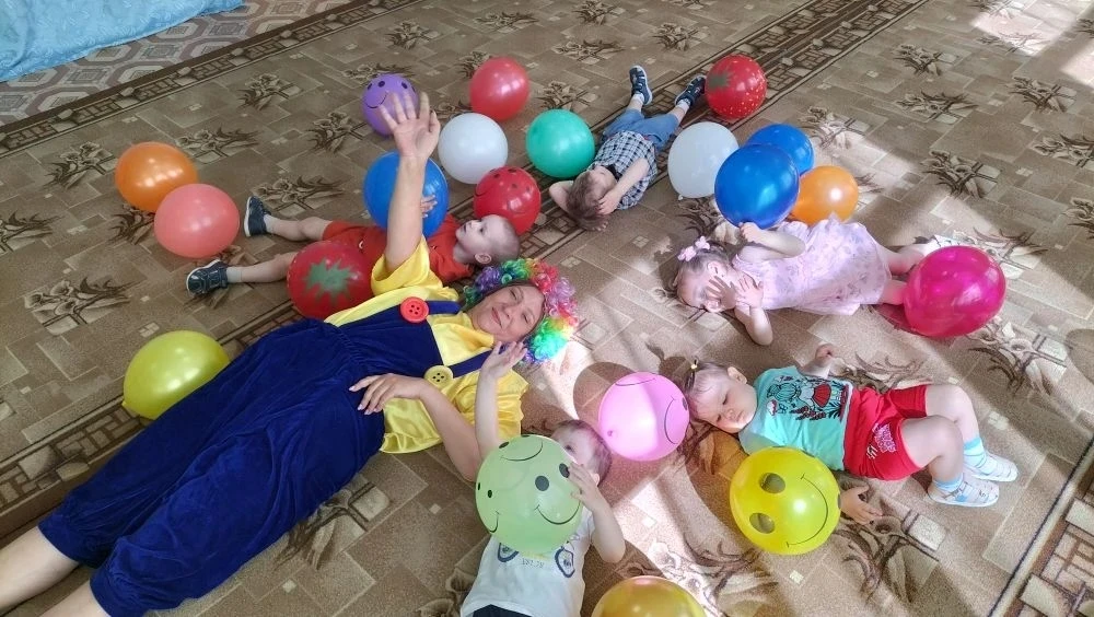 В Международный день защиты детей к воспитанникам первой младшей группы на праздник слу...