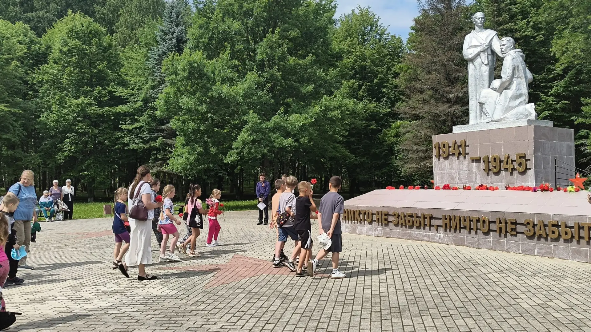 Сегодня 22 июня состоялся митинг в парке Победы у памятника Воинам-освободителям. Чтобы почтить памя
