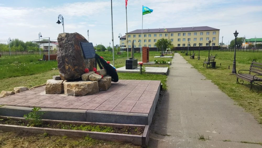 Представители патриотических объединений и коллектив музея наводят порядок на аллее Сла...