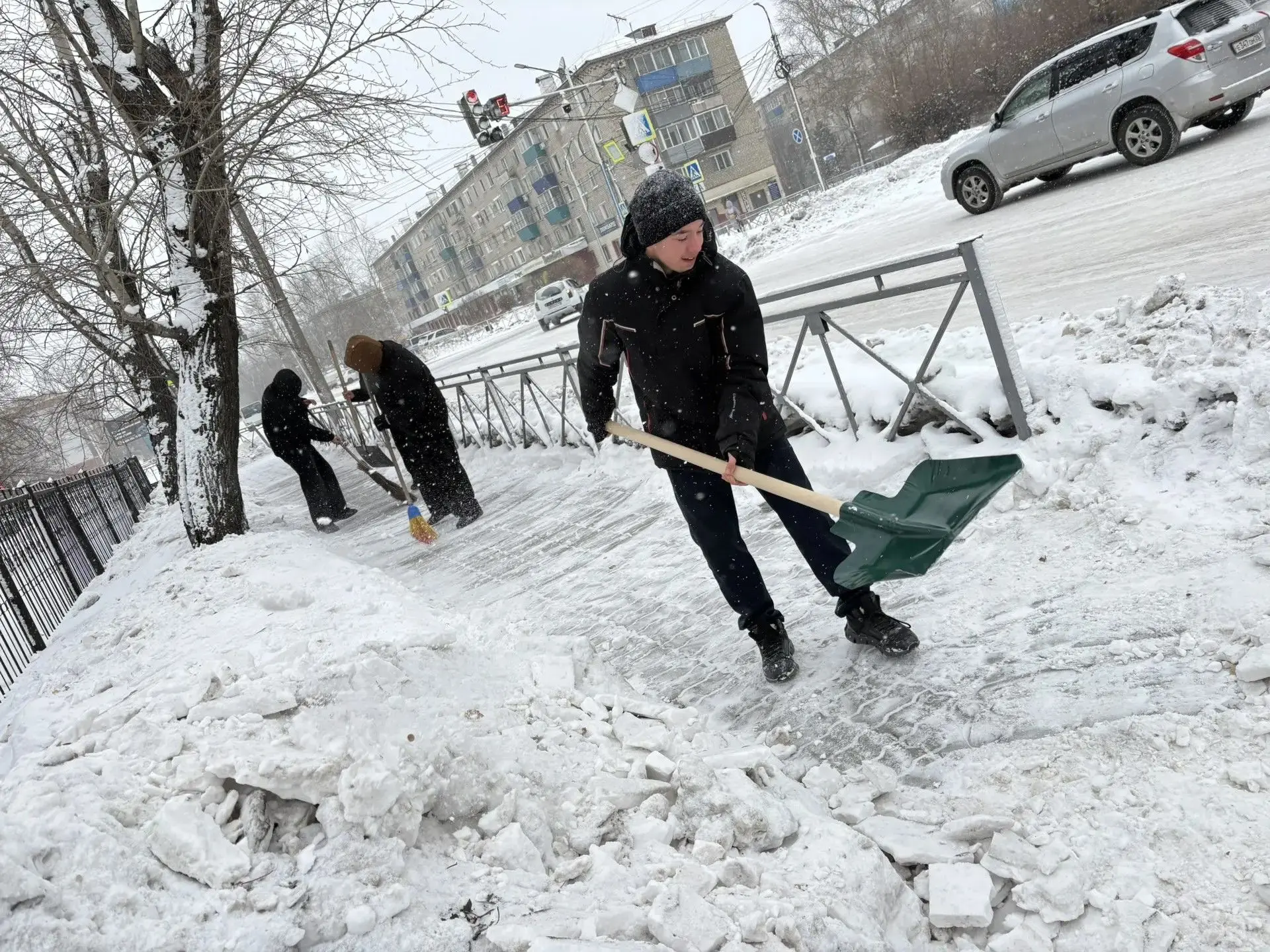 🟣Снег нам не помеха: старшеклассники в деле!  Зима проверяет нас на прочность, но наши старшеклассни