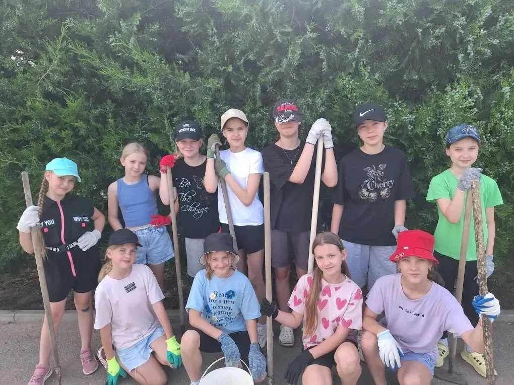 ☀️ Летняя экологическая площадка в действии! ☀️

Наши юные экологи ежедневно трудятся на благо школы