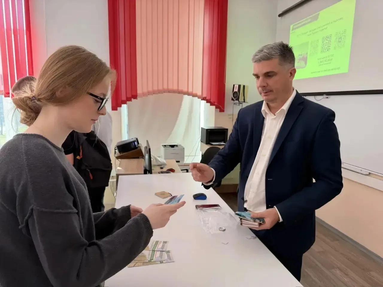Внимание, перекличка!   Сосновый Бор? Здесь! Великий Новгород? Мы! Тихвин? На связи!   Где только не