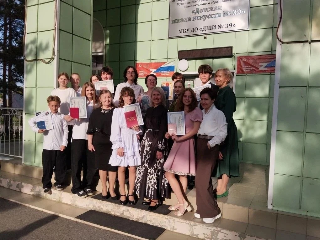 28 мая прозвучал последний звонок для выпускников нашей школы.

В торжественной обстановке прошла це