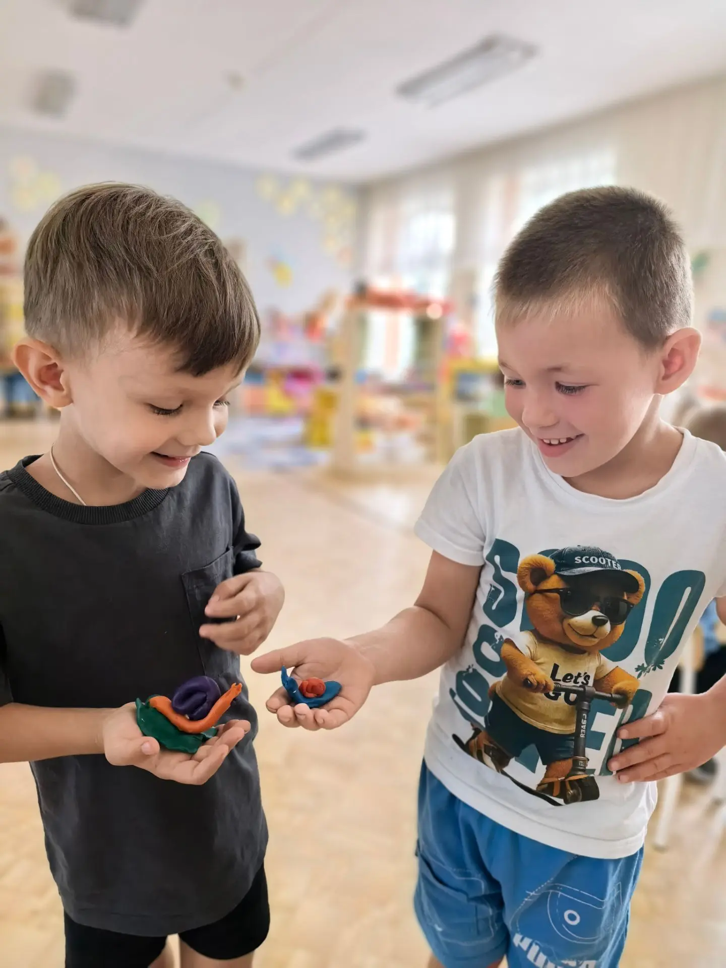 ☀️Улиткино утро

Вот улитка по дорожке🐌
Тихо, медленно ползёт.
К верху выставила рожки,
Домик на се