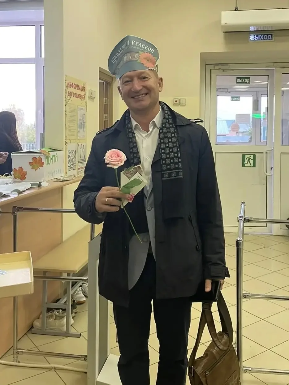 🌹📚Утро учителей началось особенно тепло: кадеты встречали их у входа – с поздравления...