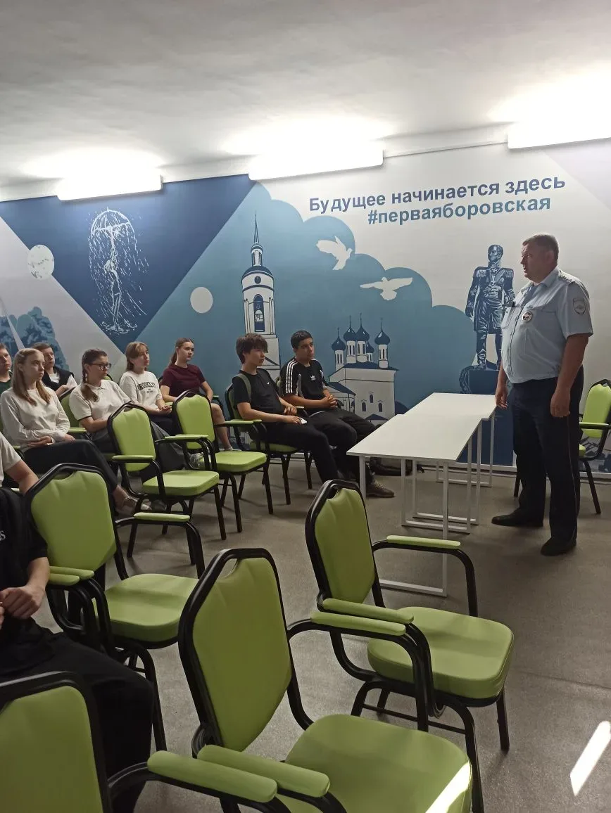 В преддверии летних каникул в школе провёл беседу старший инспектор ДПС Назаров Алексей Анатольевич 